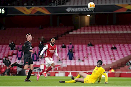 Lacazette gây sốc với pha bỏ lỡ không thể tin được