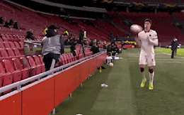 Nhọ như sao Roma: Vừa bị ném bóng vào mặt vừa phải nhận thẻ vàng