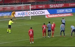 Video: Sao trẻ Ajax đá penalty... bay ra ngoài sân vận động