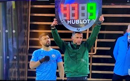 Trọng tài giơ bảng thay người sai và biểu cảm khó đỡ của Aguero