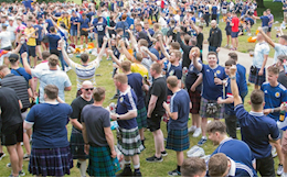 Fan Scotland bị tóm dính trước đại chiến Anh vì khỏa thân