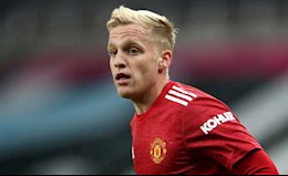 “Van de Beek không đáng phải ngồi dự bị ở MU!”