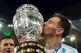 VIDEO: Lionel Messi lần đầu tiên nâng cúp và màn ăn mừng của ĐT Argentina