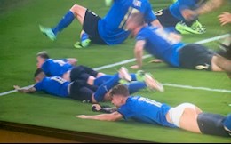 Immobile lạc mất quần trong pha trượt cỏ