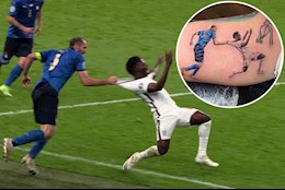 Fan Italia lầy lội xăm hình Chiellini kéo ngã Saka