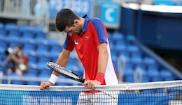 Novak Djokovic để lại hình ảnh không đẹp trong trận tranh HCĐ đơn nam