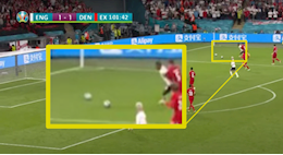 Có 2 trái bóng trên sân ở tình huống Sterling kiếm 11m trước Đan Mạch