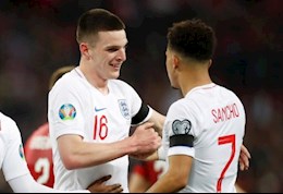 Hành động của Declan Rice với Jadon Sancho khiến fan MU phấn khích