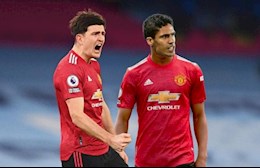 Harry Maguire chào đón Raphael Varane