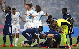 Cầu thủ Ligue 1 đột quỵ trên sân