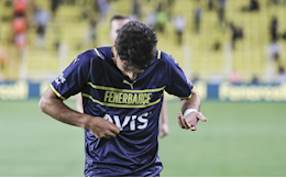 Cầu thủ Fenerbahce muốn hôn logo sau khi ghi bàn, nhưng tìm không thấy