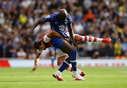 Lukaku "đè đầu cưỡi cổ" hàng thủ Arsenal