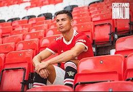 Xuất hiện tại Old Trafford, Ronaldo xát muối vào tim fan Chelsea