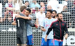 Ronaldo "nhắc bài" cho De Gea bắt penalty