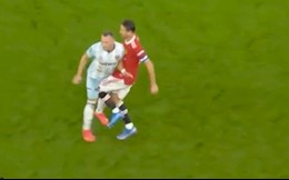 Matic thoát thẻ đỏ sau pha lên gối vào chỗ hiểm của cầu thủ West Ham