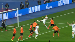 Edin Dzeko lại gây bất ngờ với pha bỏ lỡ khó tin