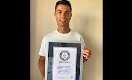 Ronaldo khoe chứng nhận kỷ lục Guiness sau cột mốc 111 bàn thắng