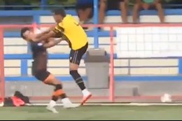 Hậu vệ ĐT Indonesia sút "tung mặt" đối thủ gây sốc mạng xã hội