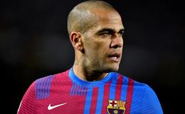 Dani Alves không bằng lòng với cách hành xử của Barca