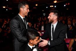 VIDEO: Con trai Ronaldo "chê" thần tượng Messi... quá lùn