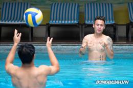Dàn sao Viettel chơi bóng chuyền ở bể bơi