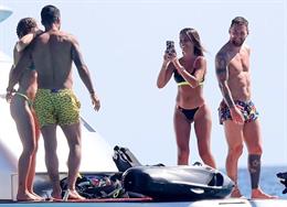 Messi, Suarez và Fabregas đọ body trên du thuyền