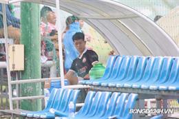 Đình Trọng ngồi lặng lẽ trong buổi tập của Bình Định