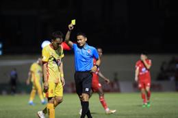 Trọng tài mắc sai lầm, được hộ tống rời sân Thanh Hóa