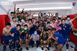 Video: U19 Thái Lan "quẩy" tung phòng thay đồ sau khi vào bán kết