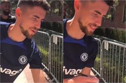 Thân thiện quá mức, Jorginho khiến fan phát cáu 