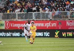 Minh Vương hụt siêu phẩm để đời sau pha bóng ngẫu hứng của Văn Toàn