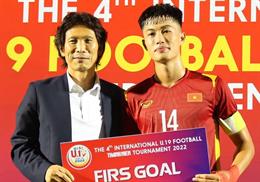 Bộ đôi Văn Trường, Văn Khang nhận thưởng nóng sau trận thắng của U19 Việt Nam 