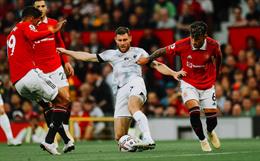 Sao Liverpool kêu gọi đồng đội giữ đoàn kết sau trận thua MU