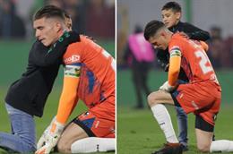 Video: CĐV nhí vào sân và khoảnh khắc cực đẹp trong bóng đá