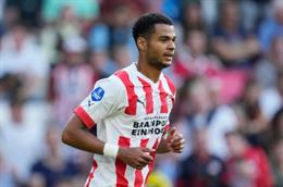 CĐV MU tức giận với Louis van Gaal