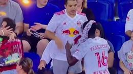 VIDEO: Cầu thủ ở MLS sút bóng vào mặt fan hâm mộ đội nhà gây sốt