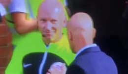 CĐV Arsenal tức giận khi trọng tài tươi cười với Erik ten Hag