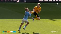 Cận cảnh tình huống Nathan Collins đạp thẳng vào bụng của Jack Grealish