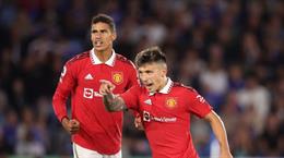 Sau Erik ten Hag, đến lượt Lisandro Martinez đưa Raphael Varane lên mây