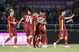 Giải bài toán hàng công trên tuyển Việt Nam