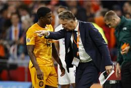 Louis van Gaal giải thích lý do sử dụng Tyrell Malacia ở vị trí trung vệ