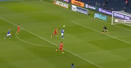 VIDEO: Raphinha tái hiện siêu phẩm của Robin van Persie