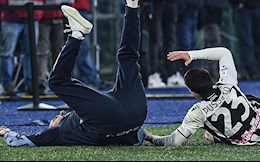 HLV Sarri ngã chổng vó sau pha va chạm với cầu thủ Udinese