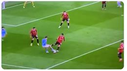 Bruno Fernandes và Casemiro trở thành trò cười trước Man City