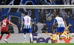 VAR tạo ra 3 phút điên rồ ở trận Porto vs Bayer Leverkusen