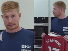 VIDEO: De Bruyne tính đốt áo đấu của MU vì in tên mình