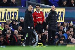 HLV Erik ten Hag chúc mừng Ronaldo sau chiến thắng ngược