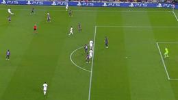 HLV Xavi tức giận với Gerard Pique