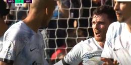 Andy Robertson và Fabinho suýt choảng nhau