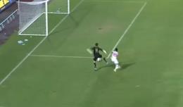 Thủ môn Văn Công mắc lỗi tai hại, biếu không cho Hải Phòng bàn thắng